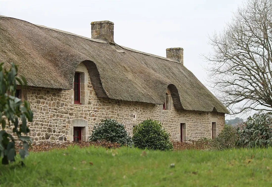 Chaumière du hameau de Cahire, à Plougoumelen (Morbihan)