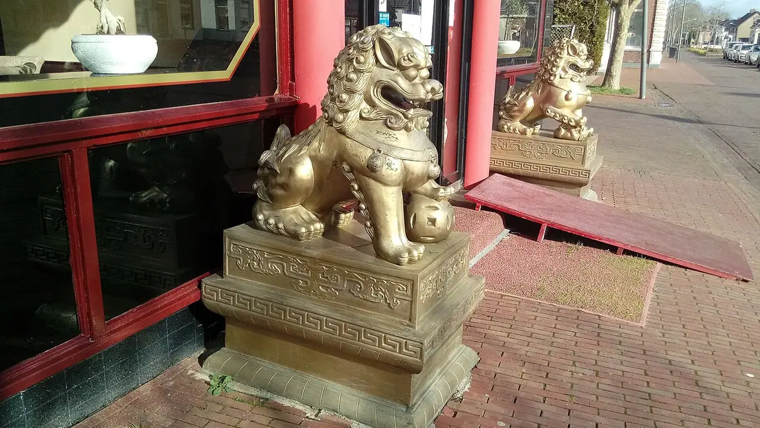 A Chinese guardian lion (or "Foo dog") statue in the Groninger city of Veendam, Veenkoloniën.